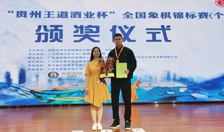 Wang Tianyi and Liu Huan holding championship trophies